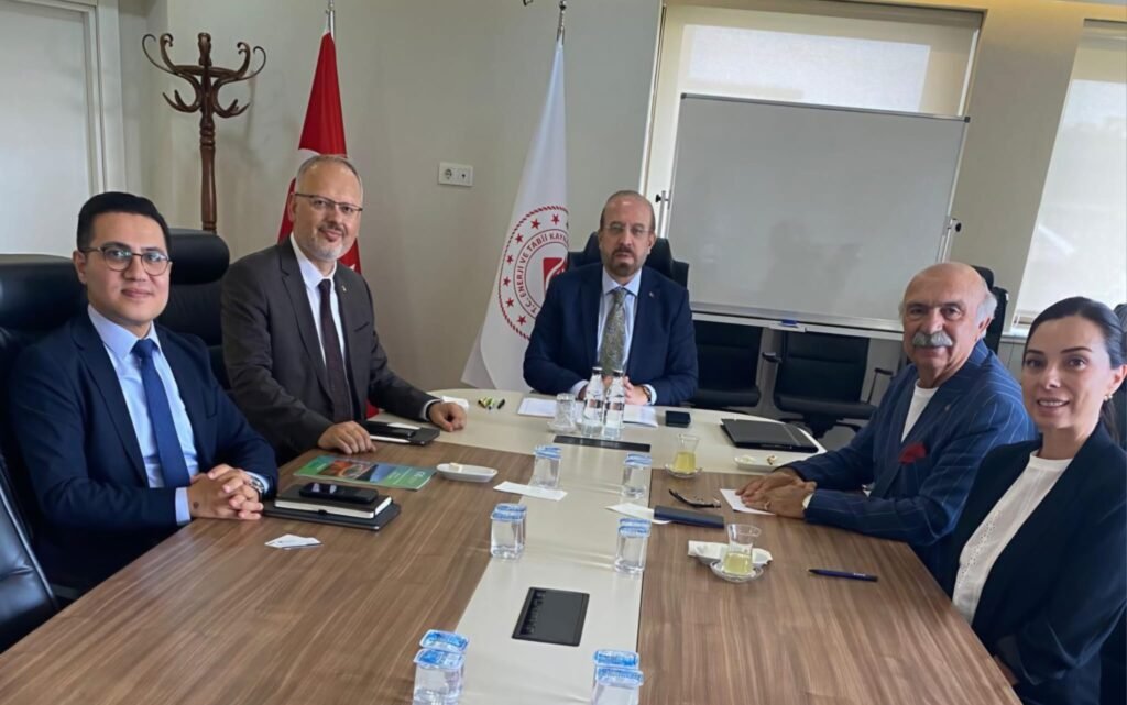 JEMYAD heyetinin Enerji ve Tabii Kaynaklar Bakan Yardımcısı Nevzat Şatıroğlu’na ziyareti sırasında çekilen grup fotoğrafı.