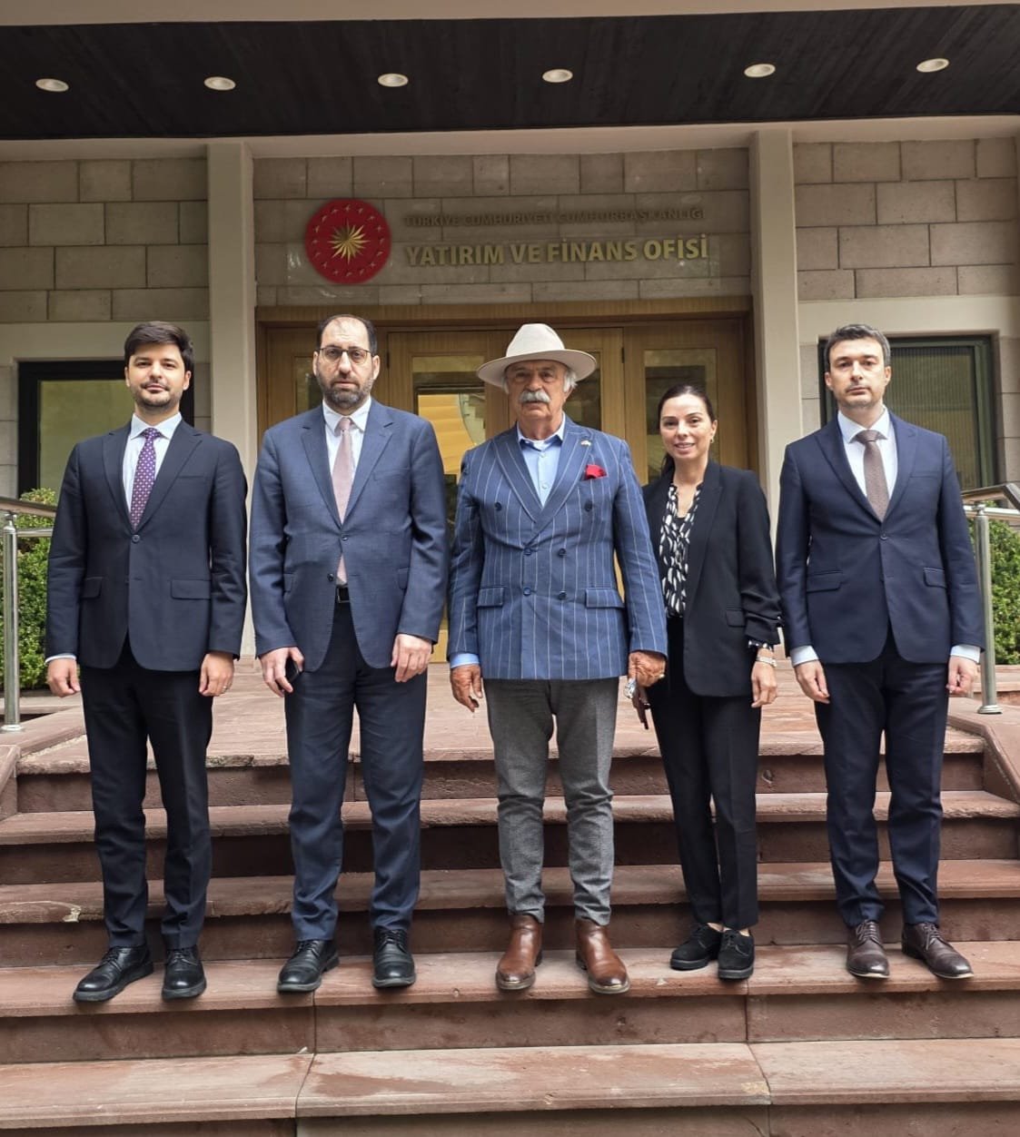JEMYAD heyetinin Ankara temasları kapsamında Cumhurbaşkanlığı Yatırım ve Finans Ofisi önünde çekilen grup fotoğrafı.